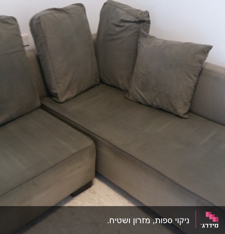 ספה אפורה עם כריות על רצפת אריחים